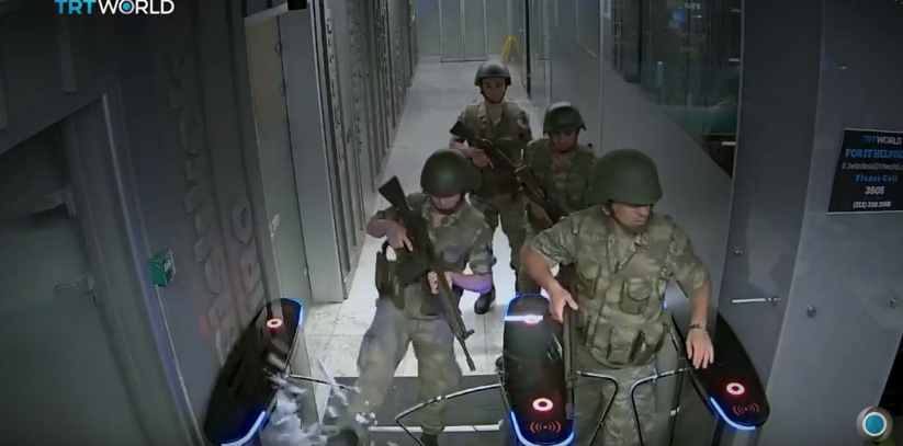 Η εισβολή των στρατιωτών στην τουρκική κρατική τηλεόραση σε 44 δευτερόλεπτα [Βίντεο]