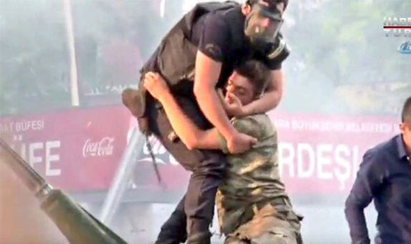 Αστυνομικός σώζει στρατιώτη από το λιντσάρισμα των οπαδών του Ερντογάν [Βίντεο]