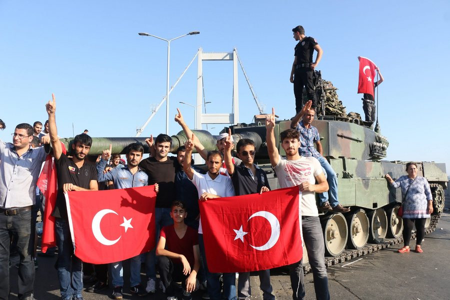 «Πογκρόμ» σε στρατό, αστυνομία και Δημόσιο στην Τουρκία