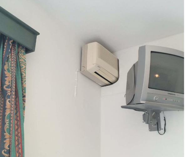 Ένα air condition για δύο και στη μέση ο… τοίχος