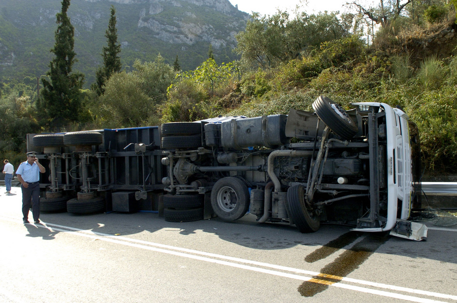 Στις φλόγες φορτηγό που ανατράπηκε στην Αθηνών-Λαμίας