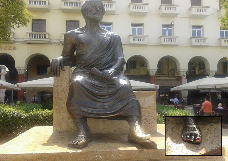 Έβαψαν κόκκινα τα νύχια του αγάλματος του Αριστοτέλη στη Θεσσαλονίκη