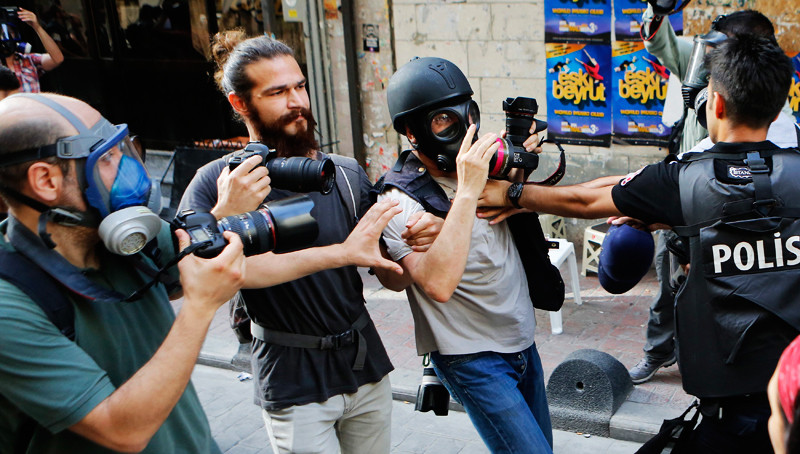 Συλλήψεις δεκάδων δημοσιογράφων στην Τουρκία