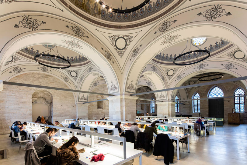 Στην παλαιότερη και μεγαλύτερη βιβλιοθήκη της Κωνσταντινούπολης