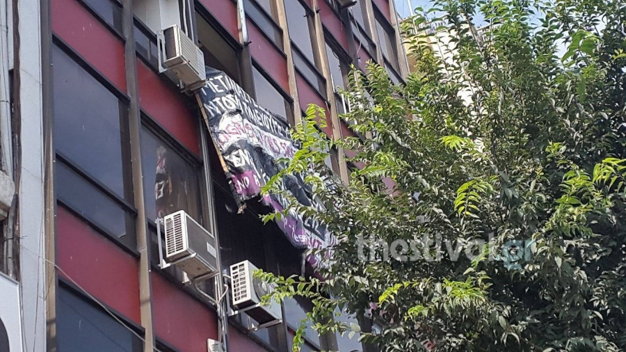 Θεσσαλονίκη: Κατάληψη αντιεξουσιαστών στα γραφεία του ΣΥΡΙΖΑ ως αντίποινα στην εκκένωση των καταλήψεων