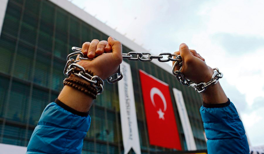 Στα κελιά και Τούρκοι δημοσιογράφοι