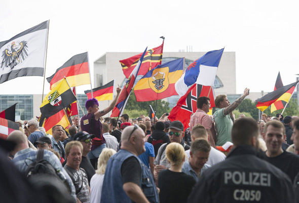 Γερμανία: Διαδήλωση ακροδεξιών κατά της Μέρκελ για το προσφυγικό [Βίντεο]