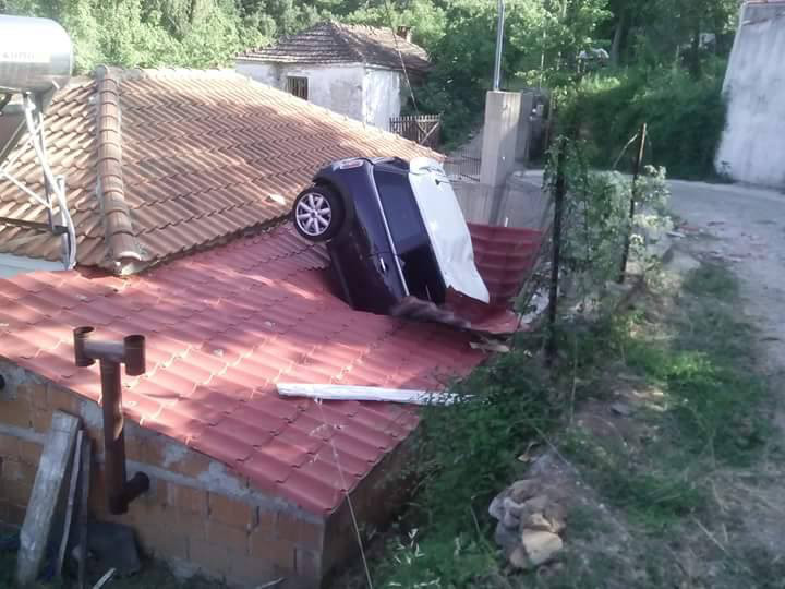 Αυτοκίνητο καρφώθηκε στη στέγη σπιτιού σε χωριό της Λάρισας