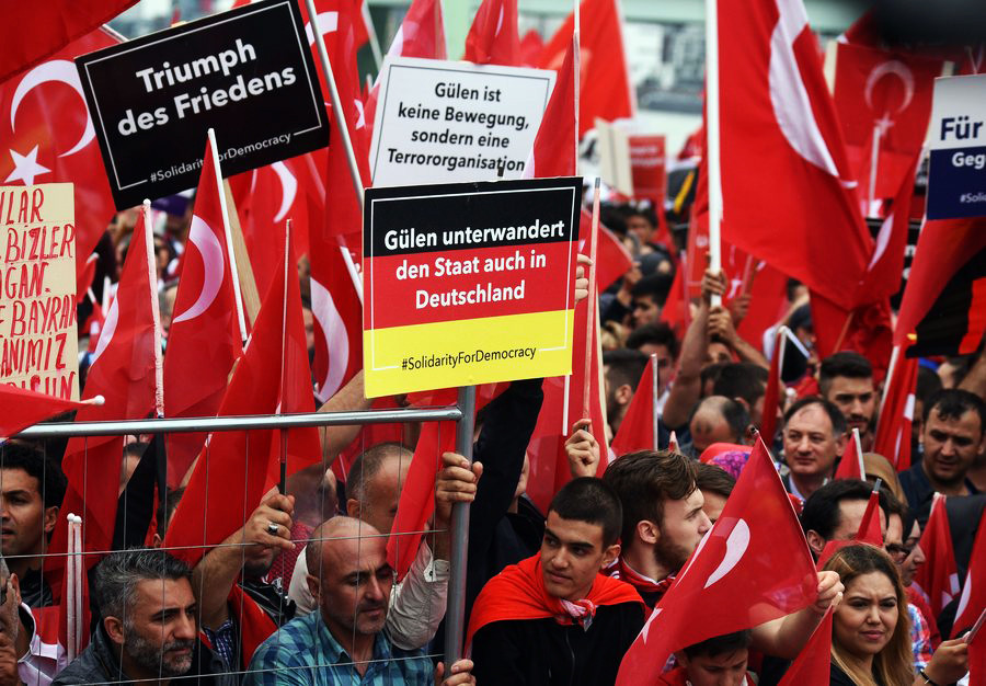 Κολονία: Συγκεντρώσεις υπέρ και κατά του Ερντογάν [Βίντεο]