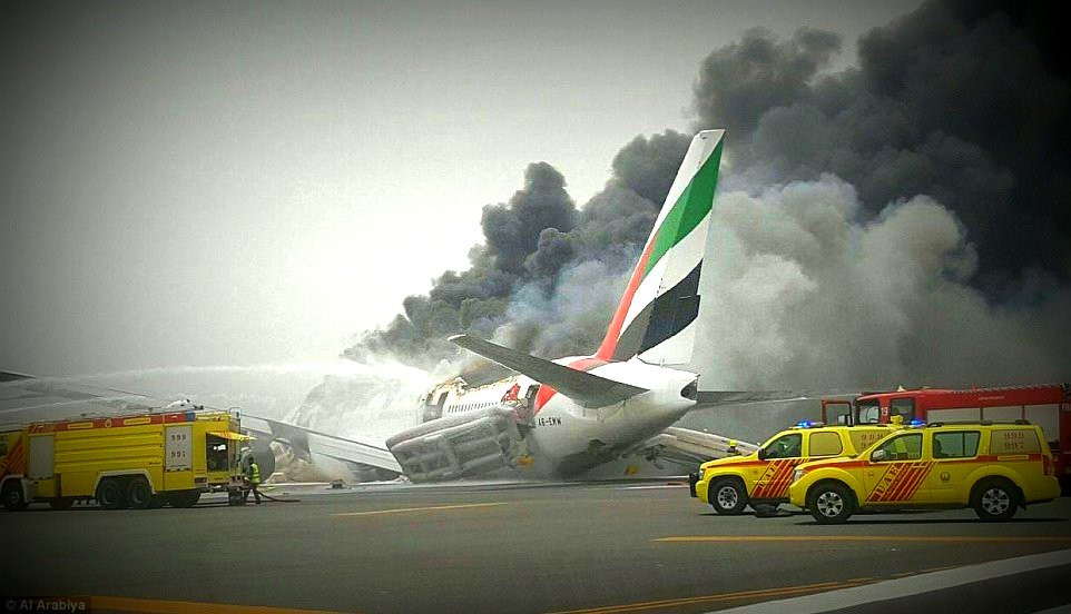 Αεροπλάνο τυλίχθηκε στις φλόγες κατά την προσγείωση στο Ντουμπάι [ΒΙΝΤΕΟ]