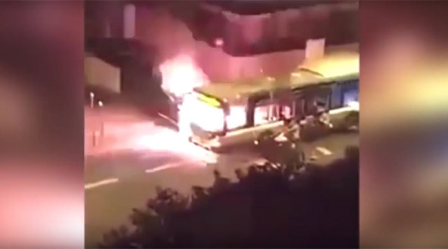 Νεαροί έκαψαν λεωφορείο στο Παρίσι με μολότοφ [ΒΙΝΤΕΟ]