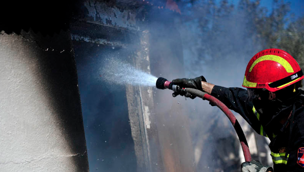Πυροσβέστης που κλήθηκε να σβήσει φωτιά, βρήκε νεκρή τη μητέρα του