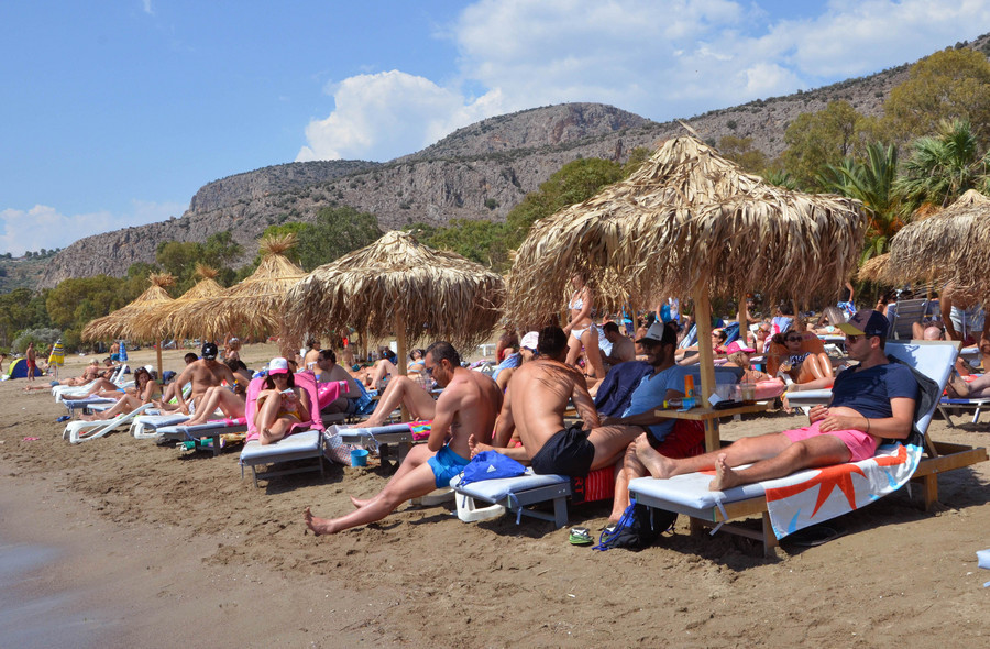 «Καμπάνα» 85.000 ευρώ σε επιχειρηματία για παράνομες ξαπλώστρες στην παραλία