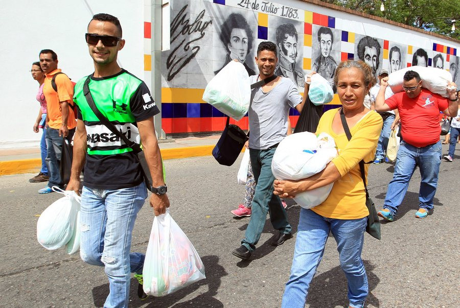 Χιλιάδες Βενεζουελανοί πέρασαν τα σύνορα με την Κολομβία για τρόφιμα και φάρμακα