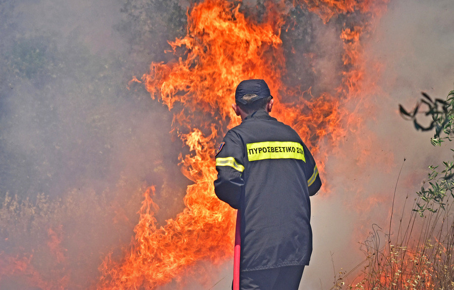 Πυροσβέστης πέθανε κατά την κατάσβεση της πυρκαγιάς στη Βοιωτία