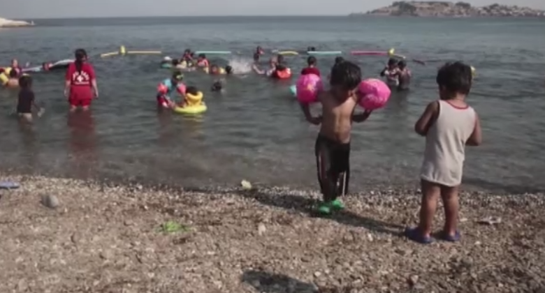 ΒΙΝΤΕΟ: Εθελοντές βοηθούν τα προσφυγόπουλα να ξεπεράσουν το φόβο του νερού