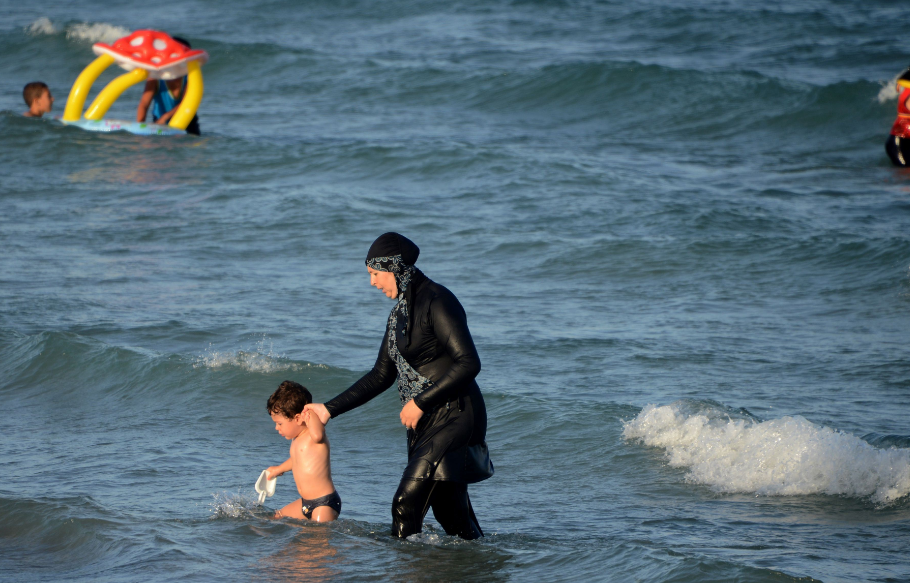 Γαλλία: Έπεσαν τα πρώτα πρόστιμα για τα μπουρκίνι στην παραλία των Καννών