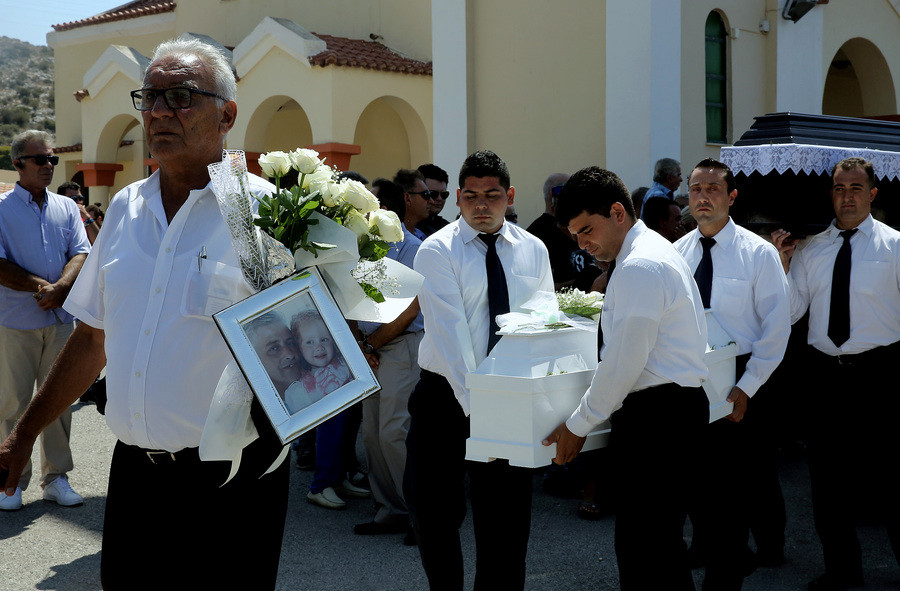 Τραγωδία στην Αίγινα: Σε κλίμα οδύνης η κηδεία της 5χρονης και του πατέρα της