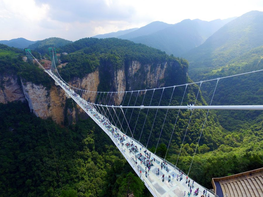 Πρεμιέρα για τη μεγαλύτερη γυάλινη γέφυρα στον κόσμο [ΦΩΤΟ]