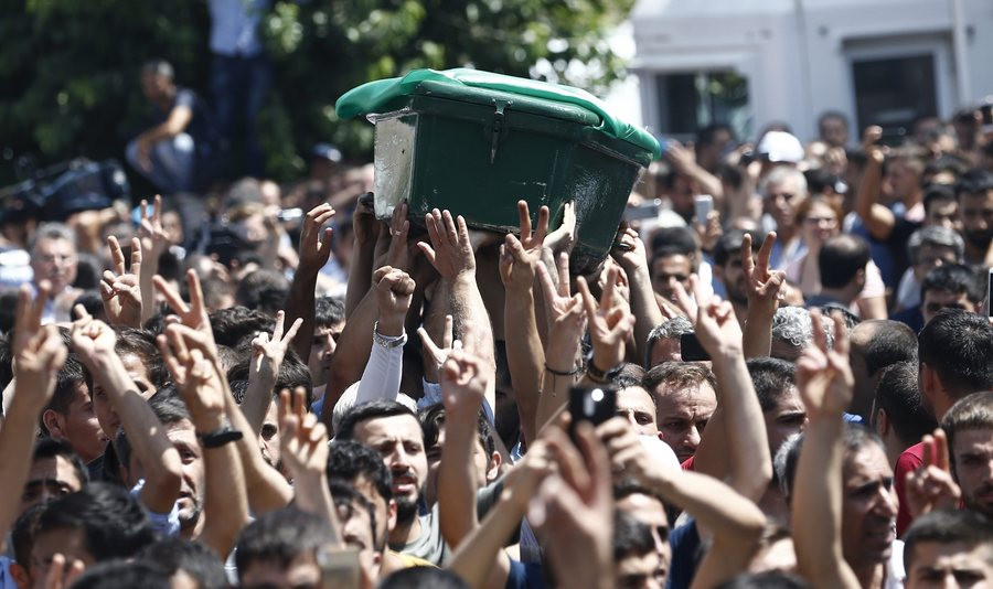 «Δολοφόνε Ερντογάν»: Οδύνη και οργή μετά την πολύνεκρη επίθεση στην Τουρκία [ΒΙΝΤΕΟ]