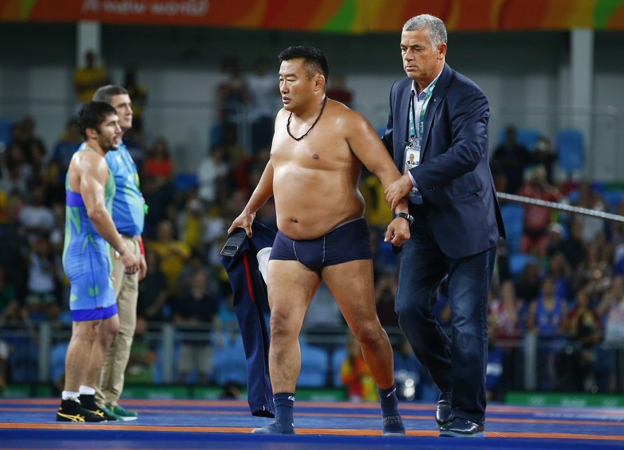 Ρίο 2016: Όταν οι προπονητές της Μογγολίας ξεγυμνώθηκαν στον τελικό της πάλης [ΒΙΝΤΕΟ]