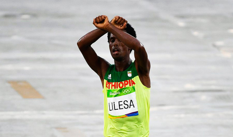 Αιθίοπας Ολυμπιονίκης κινδυνεύει με θάνατο για μια χειρονομία