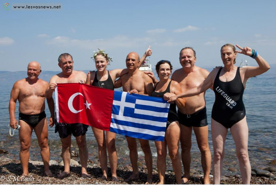 Τουρκάλα κολύμπησε έως τη Λέσβο στέλνοντας μήνυμα ειρήνης και φιλίας