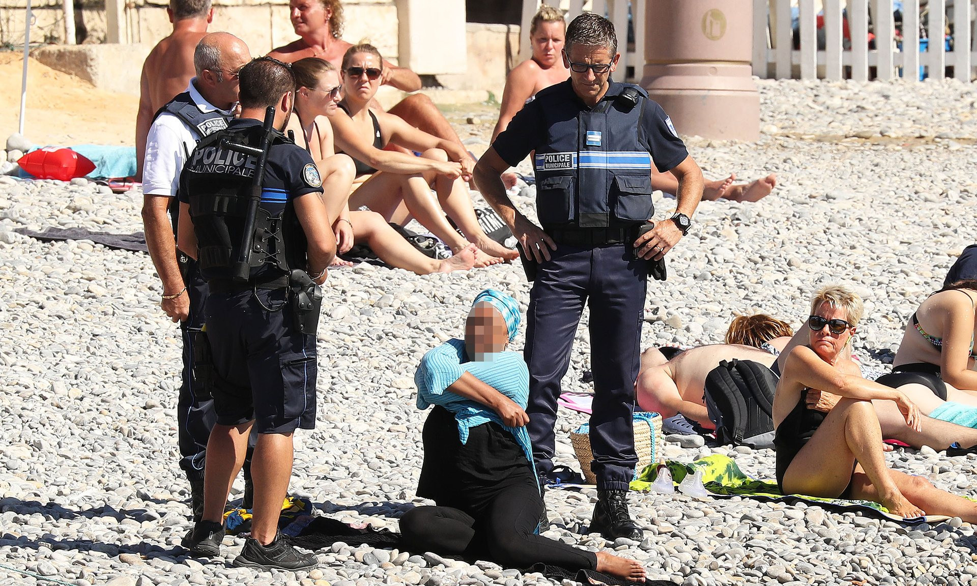 Νίκαια: Αστυνομικοί αναγκάζουν μουσουλμάνα να βγάλει το μπουρκίνι [ΦΩΤΟ]