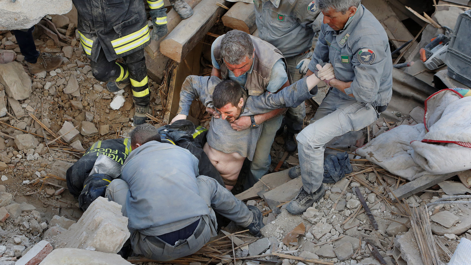 Ιταλία: Φόβοι για περισσότερους νεκρούς από τον σεισμό της Λ’ Άκουιλα