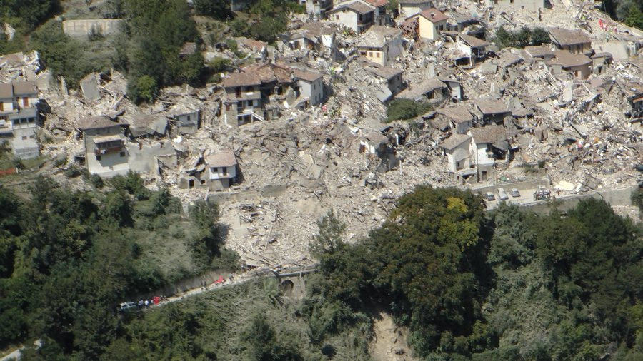 Drone δείχνουν από ψηλά το μέγεθος της καταστροφής στην Ιταλία