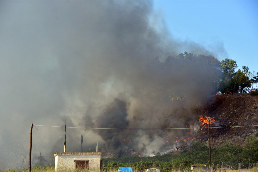 Φωτιά απείλησε σπίτια στο Μενίδι
