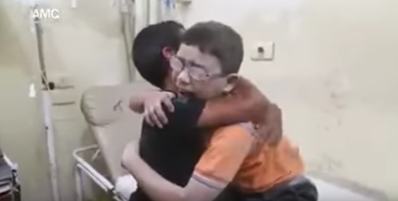 Ο σπαραγμός δύο παιδιών για τον νεκρό αδελφό τους στο Χαλέπι [Βίντεο]