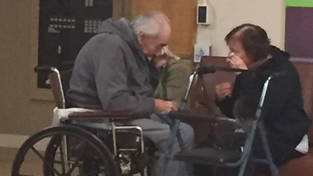 Το ηλικιωμένο ζευγάρι που δακρύζει: Τους χώρισαν μετά από 62 χρόνια
