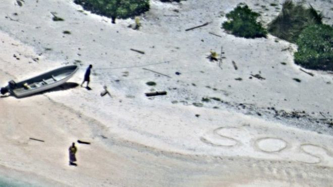 Ναυάγησαν σε ακατοίκητο νησί και σώθηκαν γράφοντας SOS στην άμμο