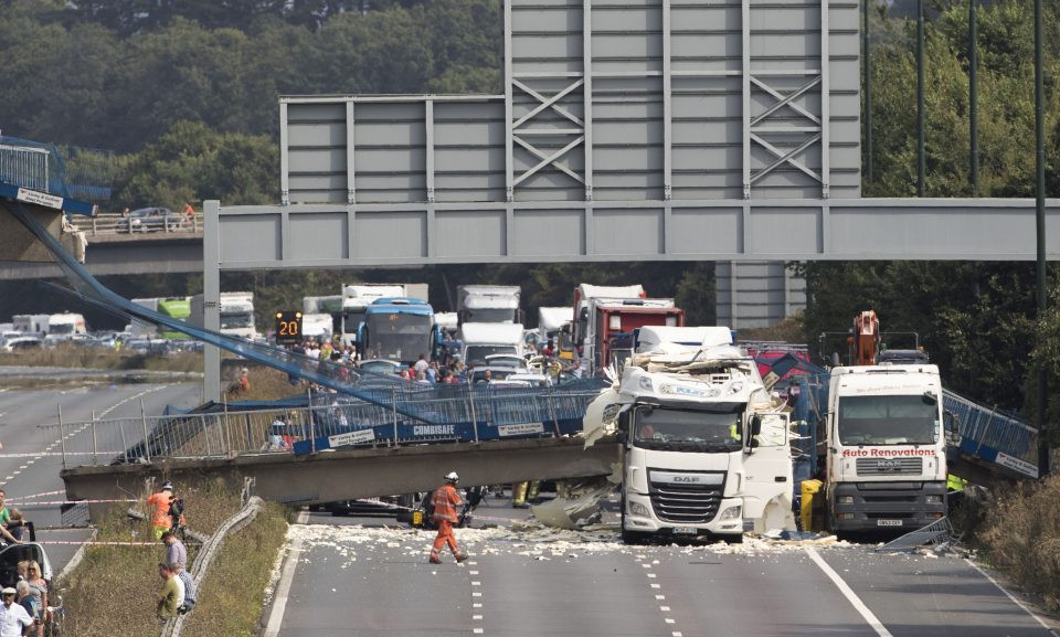 Βρετανία: Πεζογέφυρα κατέρρευσε πάνω στα οχήματα [ΦΩΤΟ+ΒΙΝΤΕΟ]