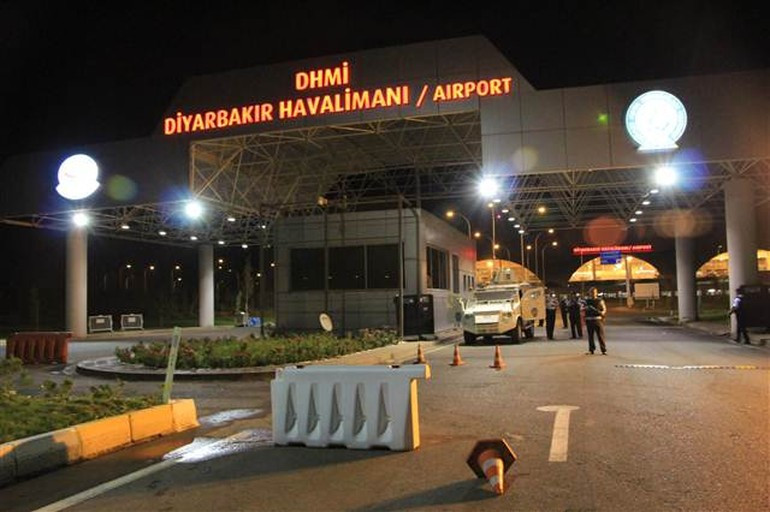 Επίθεση με ρουκέτες στο αεροδρόμιο του Ντιγιάρμπακιρ [ΦΩΤΟ+ΒΙΝΤΕΟ]