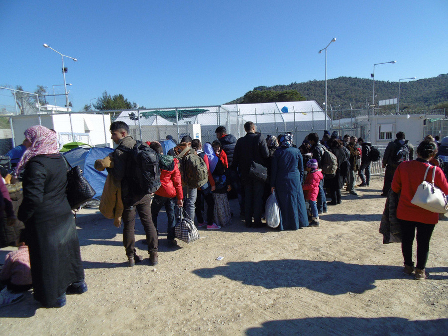 Περίπου 5.000 μετανάστες και πρόσφυγες στη Λέσβο – «Μπλακ άουτ» στη Μόρια