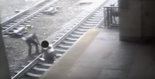 Δραματική διάσωση πάνω στις γραμμές του τρένου [Βίντεο]
