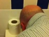 Βρετανία: Σάλος με βίντεο που δείχνει δήμαρχο να «σνιφάρει κόκα» στην τουαλέτα