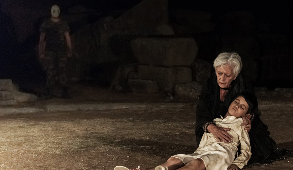 «Εκάβη, μία πρόσφυγας», η Δέσποινα Μπεμπεδέλη στο αρχαίο θέατρο της Δήλου