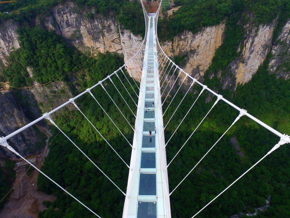 Έκλεισε… πριν ανοίξει η μεγαλύτερη γυάλινη γέφυρα του κόσμου