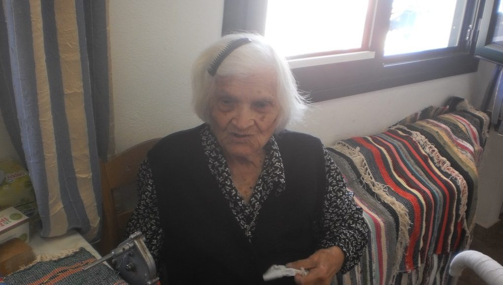 Μια γιαγιά από την Ικαρία παραδίδει μαθήματα ζωής στα 105 της