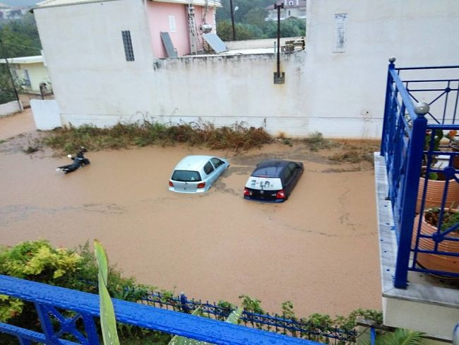 Καταιγίδες χτυπούν τη Δυτική Ελλάδα – Πλημμύρες, ανεμοστρόβιλοι και ξεριζωμένα δέντρα [ΦΩΤΟ + ΒΙΝΤΕΟ]