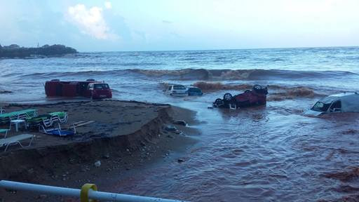 Βάρκες στη στεριά, αυτοκίνητα στη θάλασσα: Εικόνες καταστροφής από τη Στούπα Μεσσηνίας