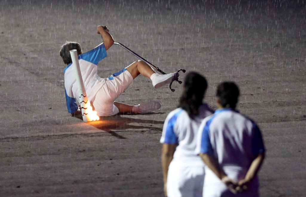 Η δύναμη της θέλησης: Παραολυμπιονίκης πέφτει με τη Φλόγα και ξανασηκώνεται [ΒΙΝΤΕΟ]