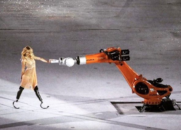Παραολυμπιακοί 2016: Αθλήτρια με προσθετικά μέλη χορεύει με ρομπότ [ΦΩΤΟ+ ΒΙΝΤΕΟ]