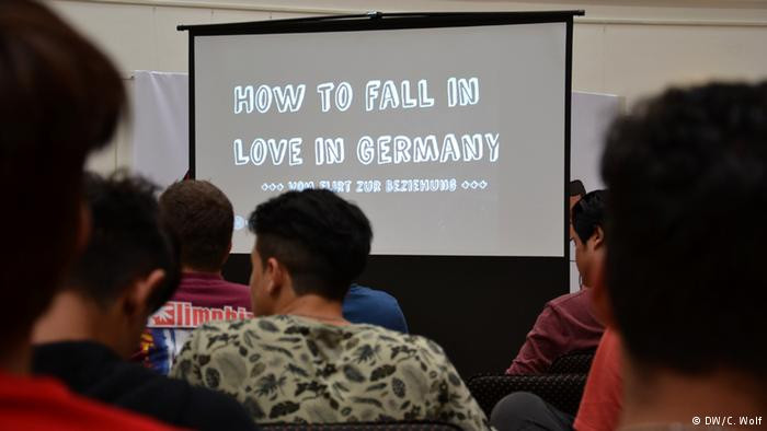 DW: Πρόσφυγες μαθαίνουν να… φλερτάρουν στη Γερμανία