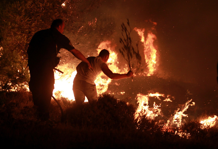 Ολονύχτια μάχη με τις φλόγες στη Θάσο – Κάηκαν σπίτια [ΦΩΤΟΓΡΑΦΙΕΣ και ΒΙΝΤΕΟ]