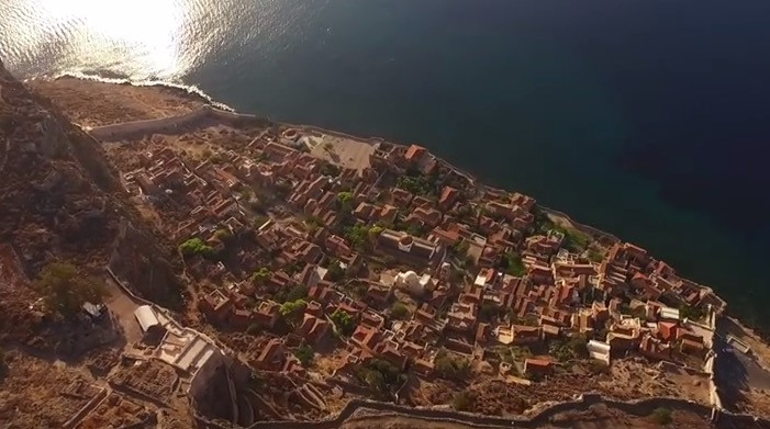 Drone Βίντεο: Το κάστρο της ιστορικής Μονεμβασιάς από ψηλά