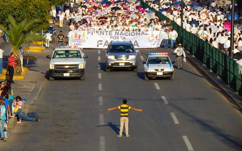 Ένα αγόρι απέναντι σε μια διαδήλωση χιλιάδων ομοφοβικών
